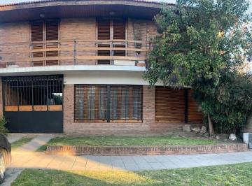 Casa · 195m² · 6 Ambientes · 2 Cocheras · Casa en Venta - 4 Dorm. 2 Baños - Cocheras - 200 m² - Burzaco
