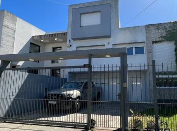 Casa · 300m² · 4 Ambientes · Casa - Los Troncos