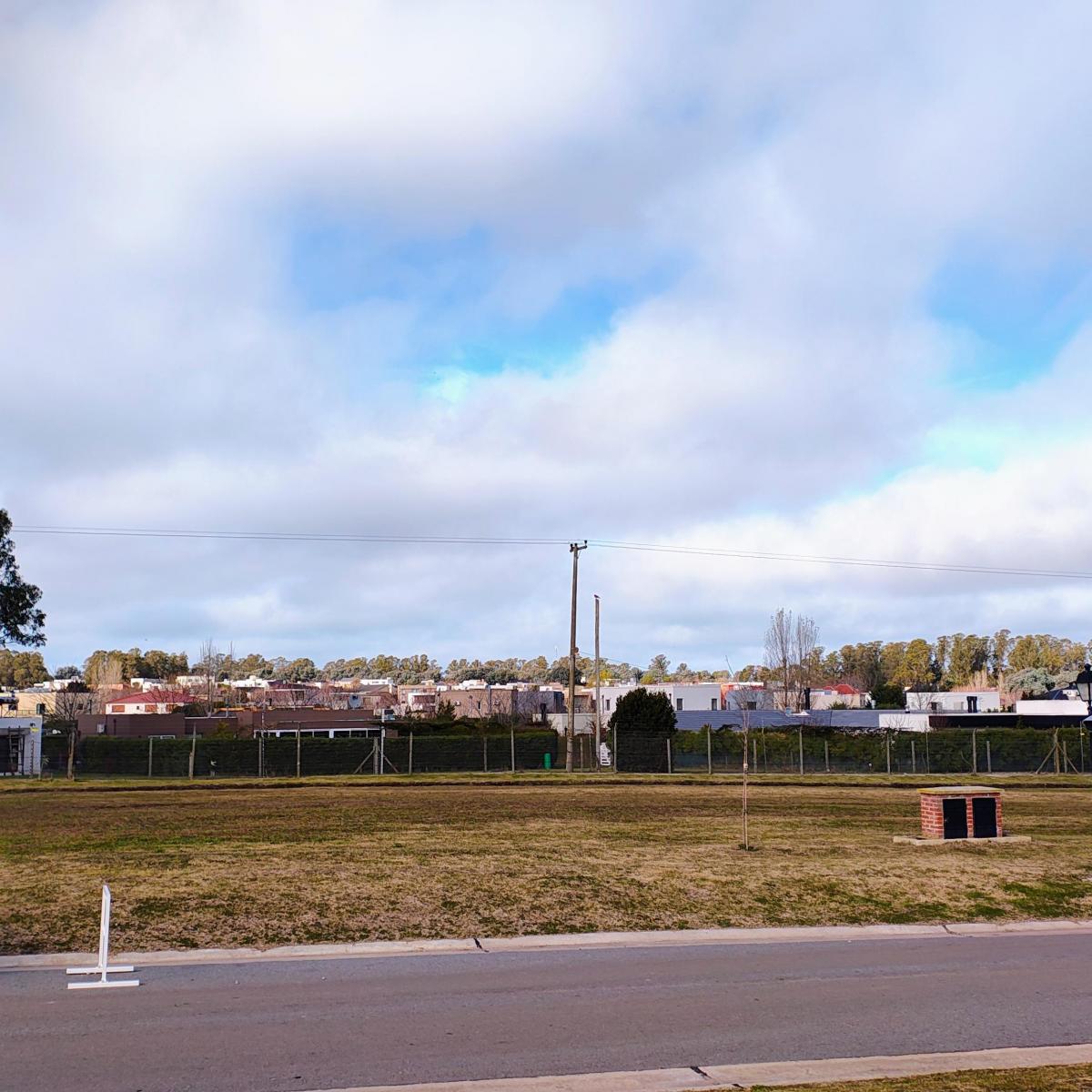 Lote cercano al acceso del barrio, en zona alta con buena orientación y fondo libre