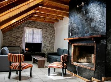 Casa · 1851m² · 7 Ambientes · 1 Cochera · Venta - Apto Crédito - Casa 4 Hab. - Parque C/pileta - Neuquén