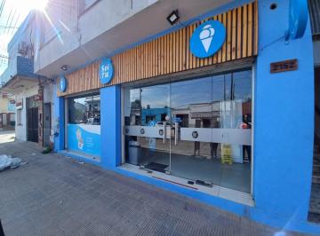 Local comercial · 110m² · 4 Ambientes · Local en 122 76 y 77