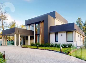 Casa · 1470m² · 5 Ambientes · 2 Cocheras · Alquiler Casa en Miralagos