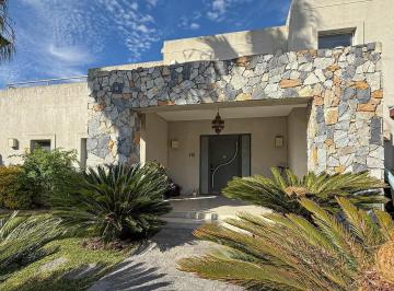 Casa · 387m² · 8 Ambientes · 2 Cocheras · Casa 4 Dorm. Mas Escritorio en Alquiler en Santa Bárbara