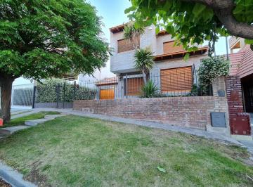 Casa · 237m² · 8 Ambientes · 3 Cocheras · Casa en Alquiler 4 Dorm. + Escritorio, Zona Centro