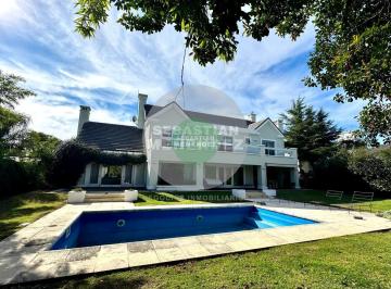 Casa · 500m² · 4 Ambientes · 3 Cocheras · Lote Central - 4 Dorm. - Categoría - 500 m² Cubiertos