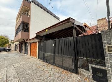 Casa · 200m² · 5 Ambientes · 3 Cocheras · Casa Cinco Ambientes Cocheras y Jardin en Venta en Wilde