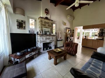 Casa · 104m² · 4 Ambientes · 1 Cochera · Casa en Venta 4 Ambientes Mapuche C. C