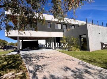 Casa · 150m² · 4 Ambientes · 3 Cocheras · Casa Venta 3 Dorm. Barrio El Canton Norte Lote de 732 m² Escobar