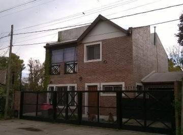 Casa · 275m² · 4 Ambientes · 2 Cocheras · Casa en Alquiler en Gonnet