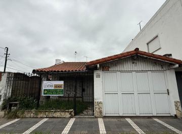 Casa · 128m² · 6 Ambientes · 1 Cochera · Casa en Lomas de Zamora a Reciclar
