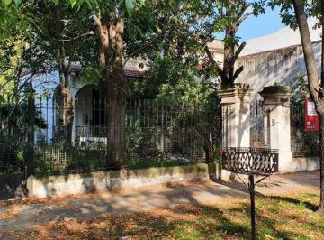 Casa · 226m² · 4 Ambientes · 2 Cocheras · Casa en Excelente Ubicación con Gran Terreno