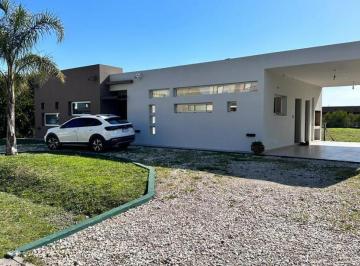 Casa · 123m² · 4 Ambientes · 2 Cocheras · Venta Casa 4 Ambientes Gran Terreno de 1000 m² Malibu Canning