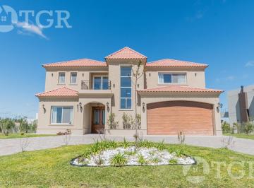 Casa · 370m² · 7 Ambientes · 1 Cochera · Elegante Recinto en La Providencia Country & Club