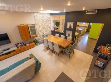 Casa · 250m² · 5 Ambientes · 2 Cocheras · Casa en Venta en Lomas de Zamora con Excelente Ubicación en Dos Plantas
