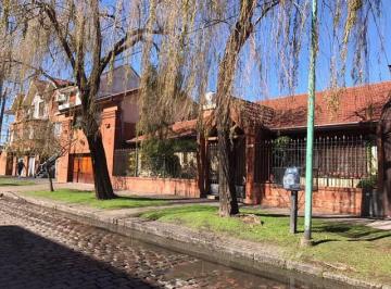 Casa · 414m² · 5 Dormitorios · 2 Cocheras · Chalet en Excelente Zona de Lomas de Zamora Oeste Sobre Lote de 22,80 m de Frente por 30,31 m de