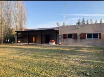 Casa · 180m² · 4 Ambientes · 3 Cocheras · Casa en Alquiler en Los Porteños