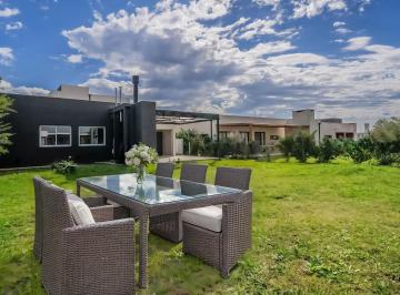 Casa · 147m² · 4 Ambientes · 1 Cochera · Casa en Venta en Santa Elena, Pilar del Este, Pilar