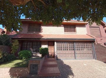 Casa · 222m² · 5 Ambientes · 2 Cocheras · Venta Chalet de 5 Ambientes con Parque y Parrilla - La Perla Apto Credito
