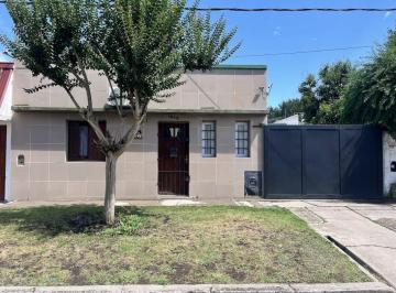 Casa · 70m² · 3 Ambientes · 3 Cocheras · Venta Casa 3 Ambientes con Garaje Doble, Quincho y Patio - a 100 m de Av Luro Apto Credito