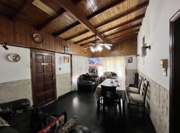 Casa · 110m² · 6 Ambientes · 3 Cocheras · Venta Dos Viviendas con Patio y Cochera Apto Credito