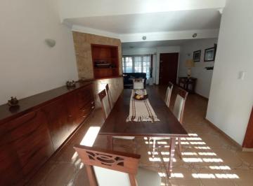 Casa · 195m² · 5 Ambientes · 2 Cocheras · Chalet 5 Amb con Garage y Amplio Parque Mogotes