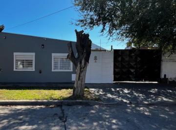 Casa · 80m² · 3 Ambientes · 3 Cocheras · Venta Casa 3 Ambientes con Garage Pasante y Patio Amplio Apto Credito
