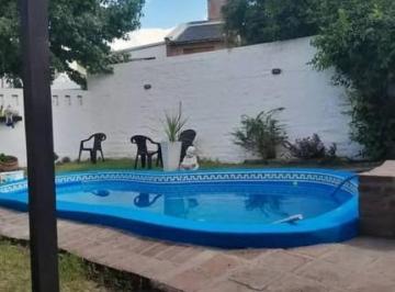 Casa · 236m² · 3 Dormitorios · 1 Cochera · Casa en Venta 3 Dorm. - Pileta