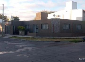 Foto · Oportunidad en Santa Isabel I - Casa Principal 2 Dorm. C Pileta - 2 Dpto de 1 Dorm Cada Uno Galpó
