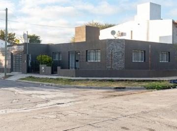 Casa de 4 ambientes, Córdoba · Oportunidad en Santa Isabel I - Casa Principal 2 Dorm. C Pileta - 2 Dpto de 1 Dorm Cada Uno Galpó