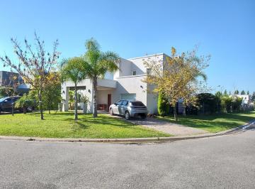 Casa · 233m² · 5 Ambientes · 1 Cochera · Casa en Venta en San Rafael, Villanueva, Tigre