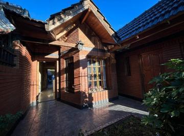 Casa · 219m² · 4 Ambientes · 1 Cochera · Hermosa Casa de 4 Ambientes en Venta - San Martin