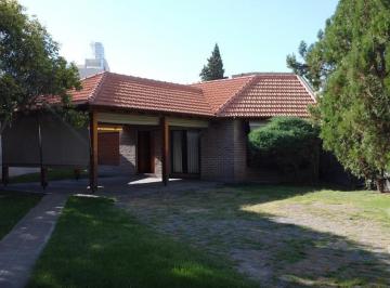 Casa · 274m² · 6 Ambientes · 1 Cochera · Venta Casa 3 Dorm. - Centro Cipolletti