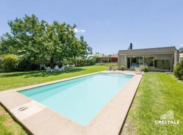 Casa · 276m² · 8 Ambientes · 2 Cocheras · Venta / Permuta | Casa 3 Dorm. con Pileta y Quincho | Roldán