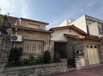 Casa · 150m² · 3 Ambientes · 1 Cochera · Casa en Lanus