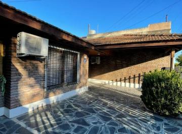 Casa · 120m² · 4 Ambientes · 1 Cochera · Chalet 4 Ambientes Desarrollado en Una Planta