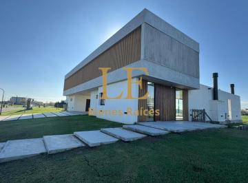 Casa · 280m² · 5 Ambientes · 4 Cocheras · Alquiler Casa a La Venta en El Naudir a La Laguna