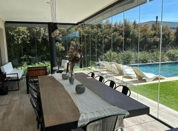 Casa · 242m² · 4 Ambientes · 2 Cocheras · Casa en Los Castaños