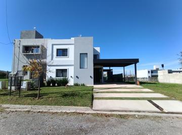 Casa · 191m² · 5 Ambientes · 2 Cocheras · Casa en Tejas 4