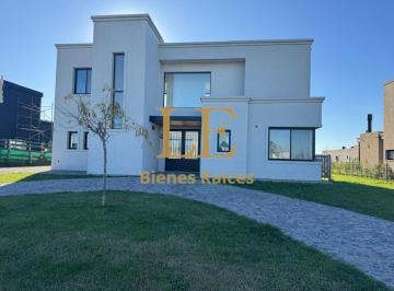 Casa · 215m² · 5 Ambientes · 4 Cocheras · Venta Casa con Pileta