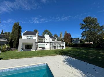 Casa · 207m² · 5 Ambientes · Casa en Abril Club de Campo