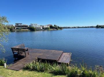 Casa · 380m² · 6 Ambientes · 4 Cocheras · La Isla, Nordelta. Venta o Alquiler Sobre La Laguna