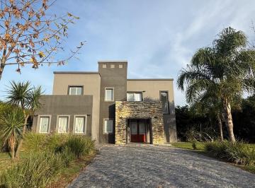 Casa · 232m² · 5 Ambientes · Casa en El Canton - Islas en Alquiler Anual