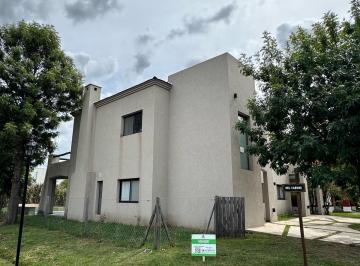 Casa · 350m² · 8 Ambientes · 2 Cocheras · Casa a La Venta en Barrio Privado Bermudas