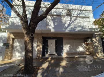 Casa · 237m² · 8 Ambientes · 1 Cochera · Venta de Casa 3 Dorm. Centro - Cipolletti