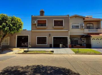 Casa · 200m² · 5 Ambientes · 1 Cochera · Casa 5 Ambientes Venta Lanus con Patio y Quincho