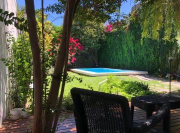 Casa · 261m² · 6 Ambientes · 1 Cochera · Venta Casa 6 Ambientes con Jardín Pileta y Garage