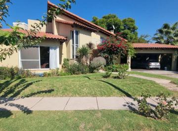 Casa · 400m² · 8 Ambientes · 2 Cocheras · Casa en Venta con Pileta B° Privado Guaymallen