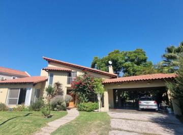 Casa · 400m² · 8 Ambientes · 2 Cocheras · Casa en Venta con Pileta B° Privado Guaymallen