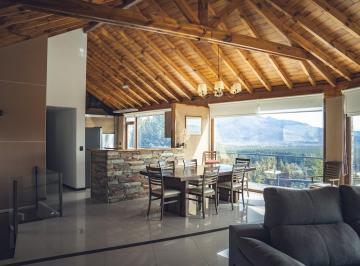 Casa · 246m² · 4 Ambientes · 3 Cocheras · Casa - Gran Lote - Pileta Climatizada - Garage Cubierto - Vista Abierta - Luminosa