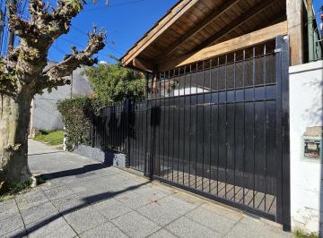 Casa · 90m² · 3 Ambientes · 1 Cochera · Casa Lote Propio de 295 m² Sobre Planta Baja de 3 Ambientes con Amplio Jardín Cochera, apto Crédito!